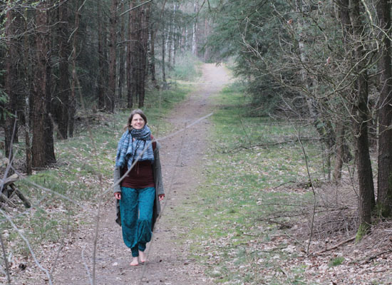Diana läuft barfuß auf einem Waldweg "Reiki-Pfad"